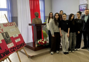 Uczniowie przy pomniku patrona szkoły