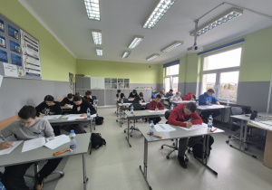 Uczestnicy konkursu piszą test