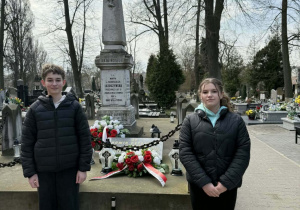 Uczniowie przy grobie patrona szkoły