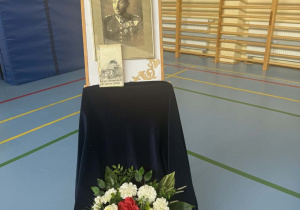 zdjęcie i książka patrona