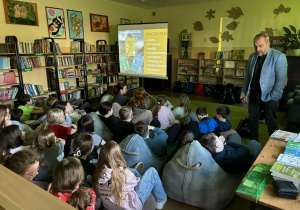 Uczestnicy spotkania w bibliotece
