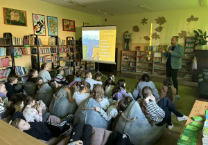 Uczestnicy spotkania w bibliotece