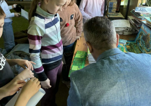 Uczestnicy spotkania w bibliotece