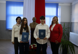 Finaliści konkursu z dyrektorem i opiekunem
