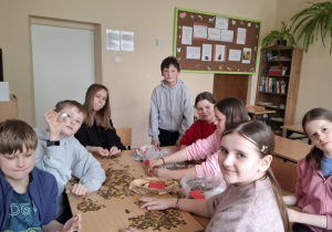 Uczniowie podsumowujący akcję