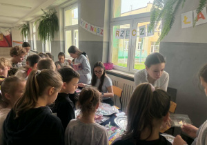 Kiermasz na szkolnym korytarzu