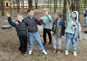 Dzieci w mini zoo