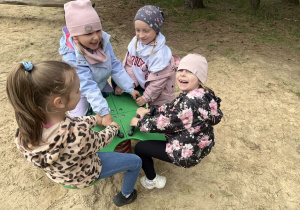 Dzieci w mini zoo