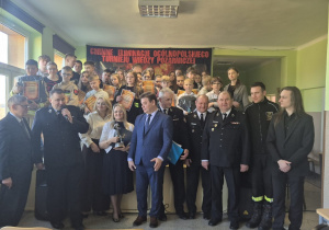 Uczestnicy i organizatorzy turnieju wiedzy pożarniczej