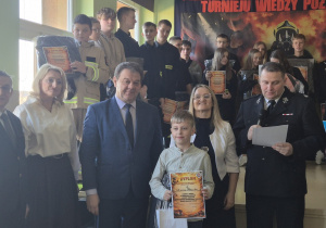 Uczestnicy i organizatorzy turnieju wiedzy pożarniczej