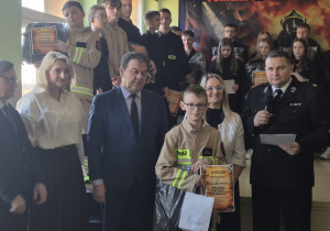 Uczestnicy i organizatorzy turnieju wiedzy pożarniczej