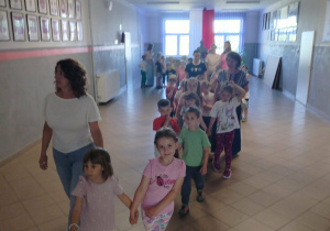 Przedszkolaki zwiedzają budynek szkoły