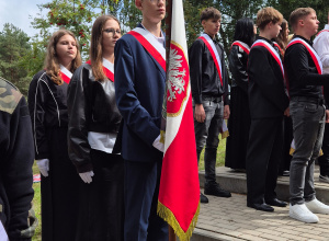 Poczet Sztandarowy Szkoły Podstawowej w Woli Krzysztoporskiej na uroczystości patriotycznej